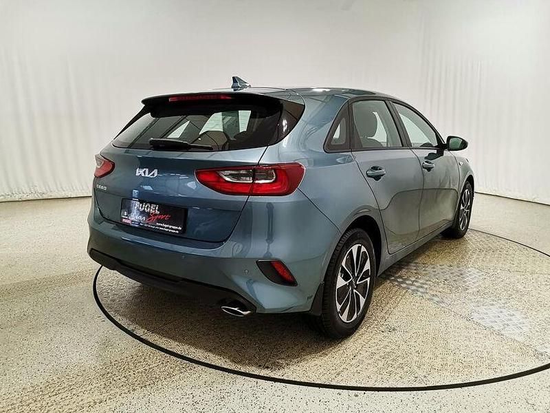 Neu Kia Ceed Play 140 PS (102 kW) 2025 Yucca steel Kleinwagen
