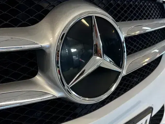 Gebraucht Mercedes V220 163 PS (119 kW) 2021 Weiß Van / Kleinbus