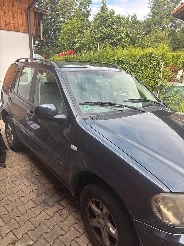 Gebraucht Mercedes ML270 163 PS (119 kW) 2001 Blau SUV