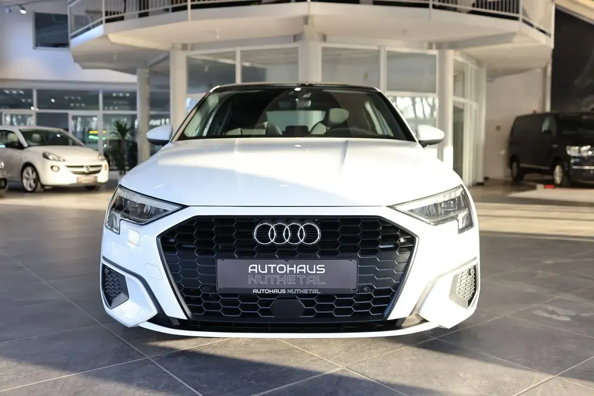 Gebraucht Audi A3 Comfort 116 PS (85 kW) 2023 Weiß Limousine