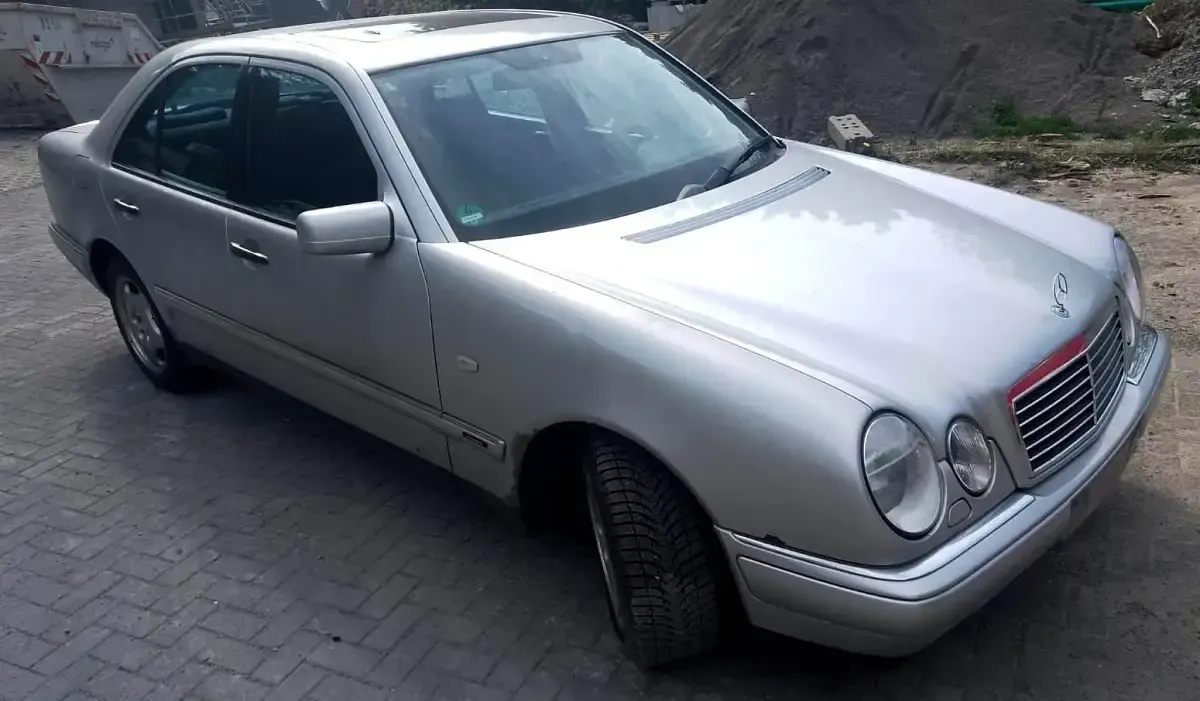 Gebraucht Mercedes E240 170 PS (125 kW) 1999 Silber Limousine