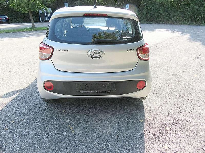 Silber Gebraucht 2018 Hyundai i10 Trend Kleinwagen | 8.100 € (Fairer Preis) - Bild 1/4