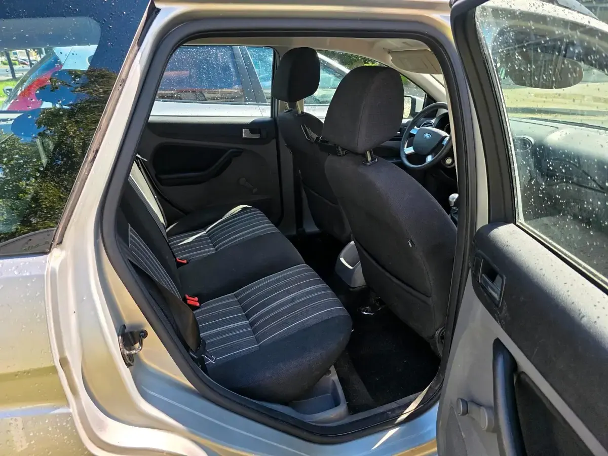 Käytetty Ford Focus 100 HP (73 kW) 2010 Hopea Farmari