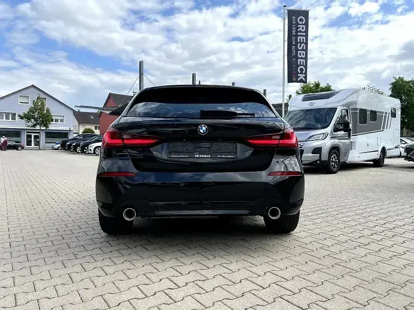Gebraucht BMW 120 Advantage 190 PS (139 kW) 2023 Black sapphire metallic Kleinwagen