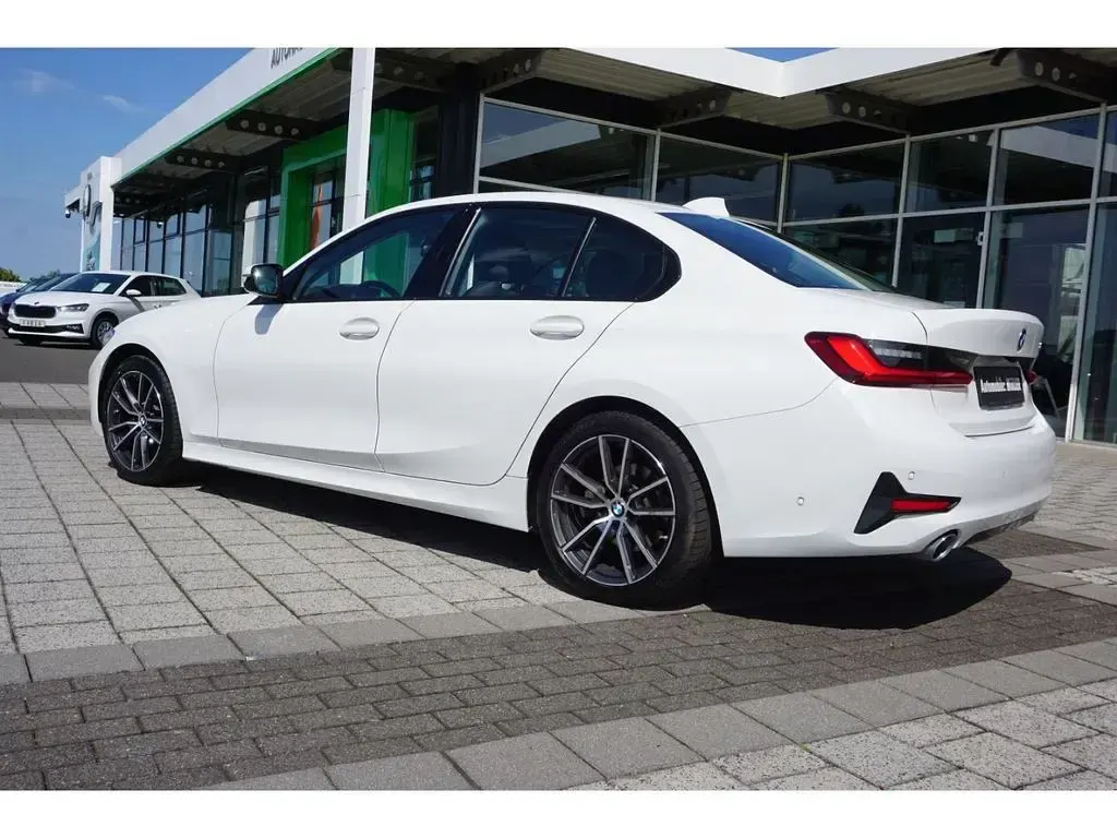 Gebraucht BMW 320 Sport Line 190 PS (139 kW) 2022 Weiß Limousine