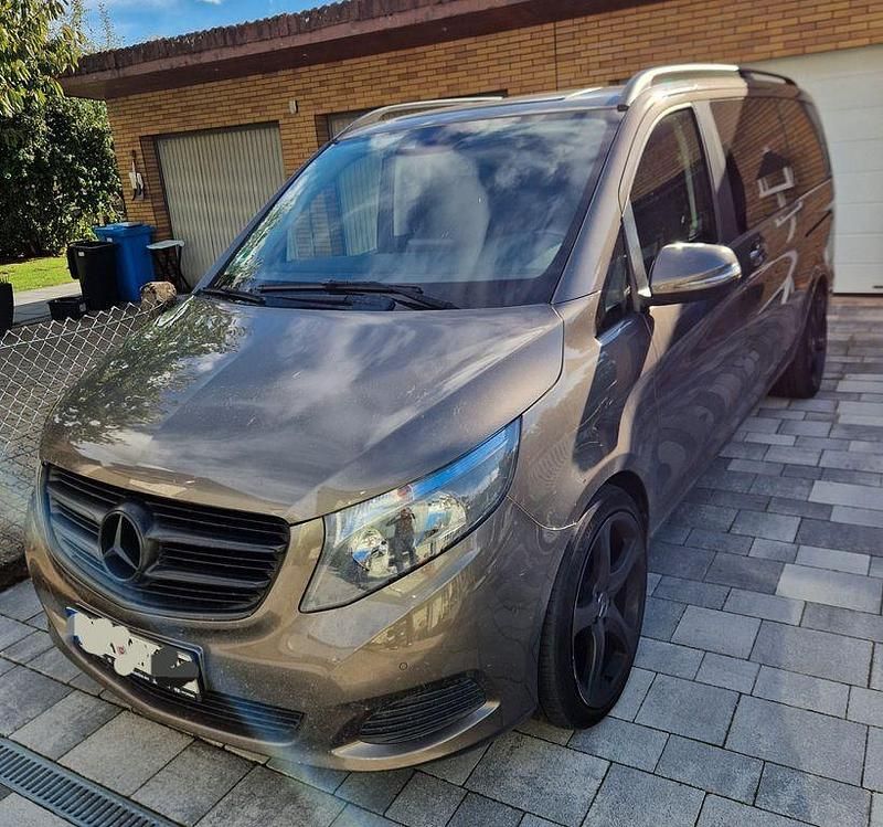 Braun Gebraucht 2017 Mercedes V220 Van / Kleinbus | 33.000 € (Guter Preis) - Bild 1/4