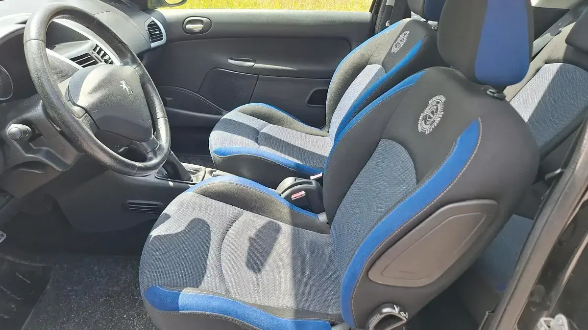Gebraucht Peugeot 206 60 PS (44 kW) 2012 Schwarz Kleinwagen