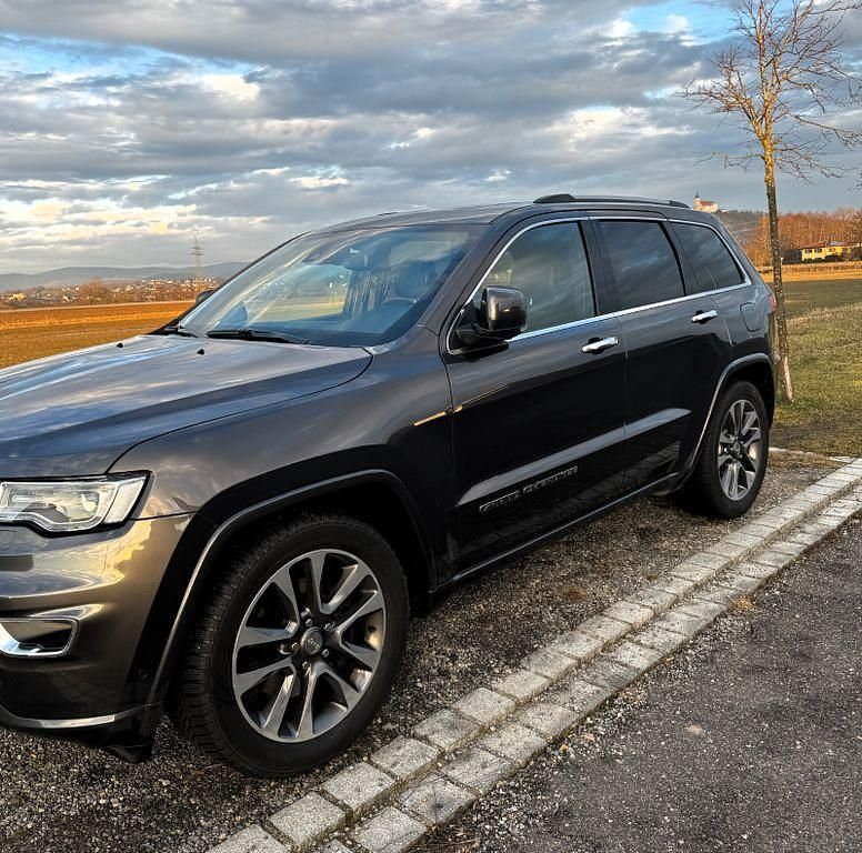 Grau Gebraucht 2019 Jeep Grand Cherokee Overland SUV | 26.900 € - Bild 1/4