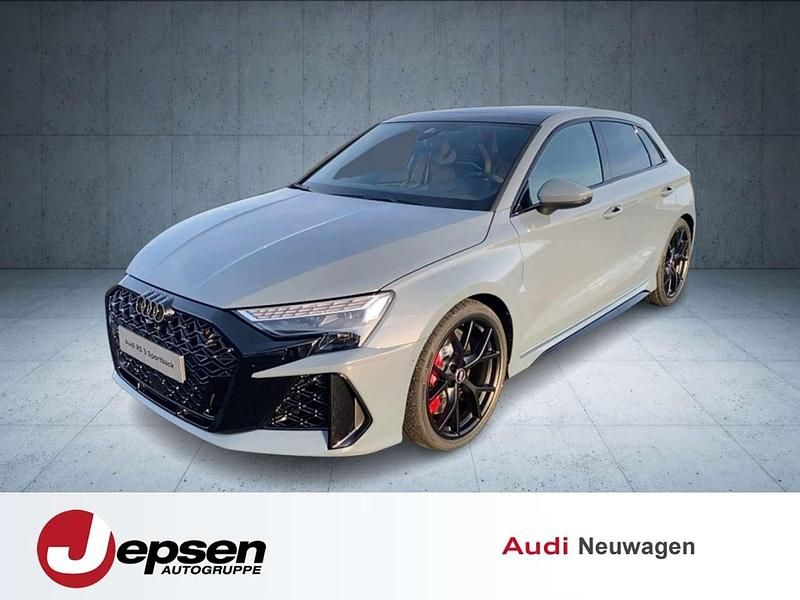Kemoragrau metallic Neu 2025 Audi RS3 Sportback Kleinwagen | 67.680 € (Superpreis) - Bild 1/4