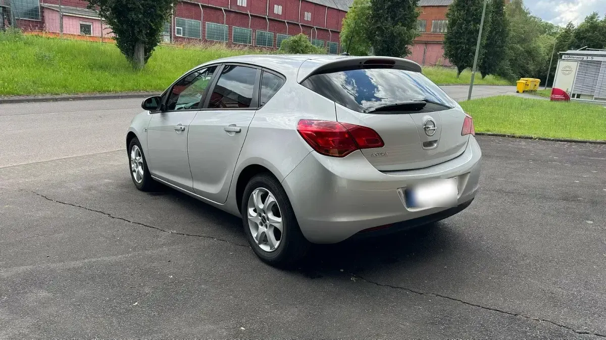 Gebraucht Opel Astra 115 PS (84 kW) 2010 Silber Limousine