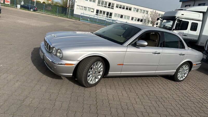 Silber Gebraucht 2008 Jaguar XJ Limousine | 20.000 € - Bild 1/4