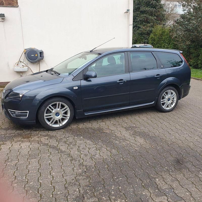 Grau Gebraucht 2007 Ford Focus Ghia Kombi | 2.500 € (Fairer Preis) - Bild 1/4