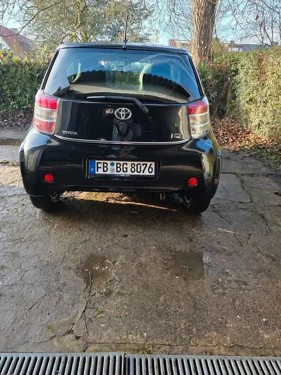 Second-hand Toyota iQ 68 CP (50 kW) 2011 Negru Hatchback