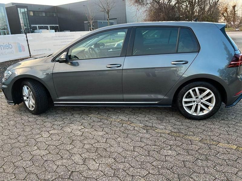Grau Gebraucht 2020 VW Golf VII Highline Limousine | 15.650 € (Guter Preis) - Bild 1/4
