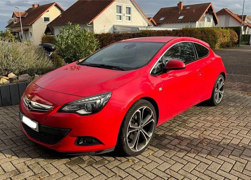 Rot Gebraucht 2011 Opel Astra GTC Innovation Limousine | 7.999 € (Teuer) - Bild 1/4