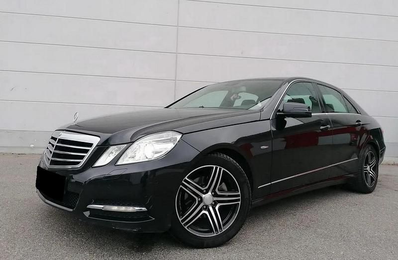 Schwarz Gebraucht 2011 Mercedes E220 Limousine | 5.500 € - Bild 1/4