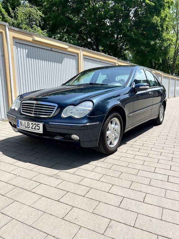 Schwarz Gebraucht 2001 Mercedes C200 Elegance Limousine | 3.200 € (Fairer Preis) - Bild 1/4