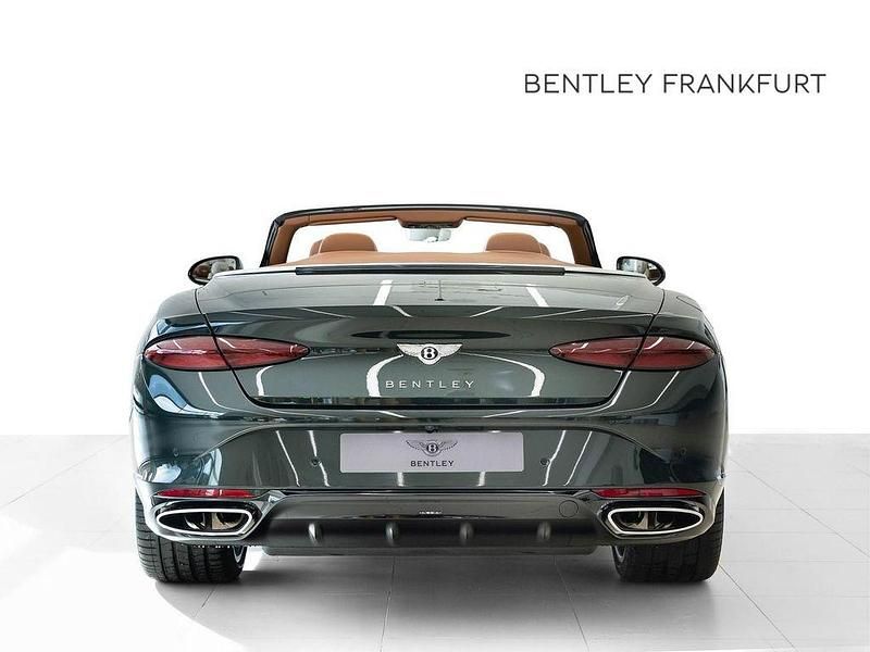 Neu Bentley Continental 680 PS (500 kW) 2025 Cumbrian green (dunkelgrün) Cabrio