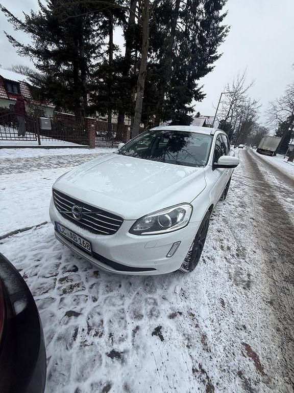 Weiß Gebraucht 2017 Volvo XC60 Kinetic SUV | 14.800 € (Fairer Preis) - Bild 1/4