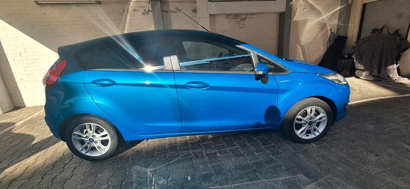 Używany Ford Fiesta SYNC Edition 95 KM (69 kW) 2016 Niebieski Hatchback