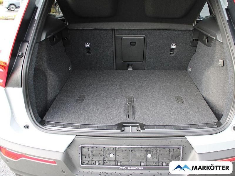 Neu Volvo XC40 Plus 163 PS (119 kW) 2025 Grau SUV