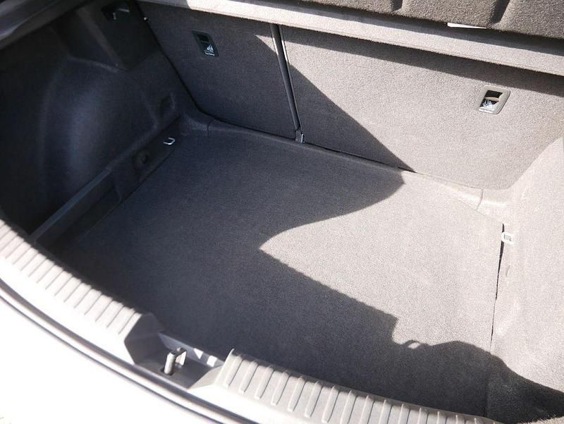 Gebraucht Seat Leon Style 131 PS (96 kW) 2024 Silber Limousine