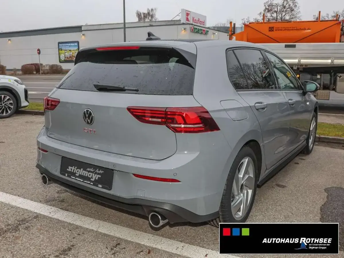 Gebraucht VW Golf VIII GTI 265 PS (194 kW) 2026 Mondsteingrau schwarz Limousine