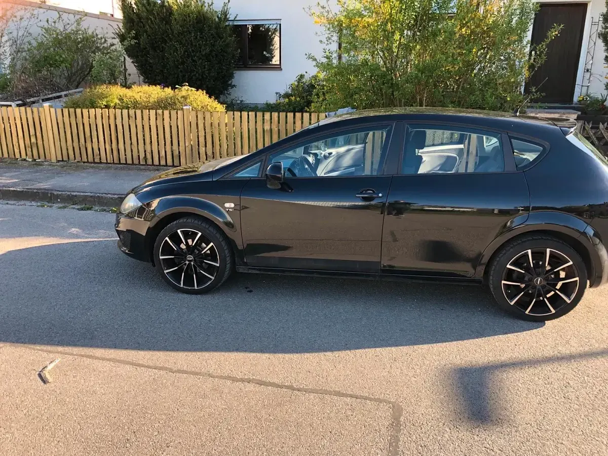 Begagnad Seat Leon 105 HK (77 kW) 2012 Svart Sedan