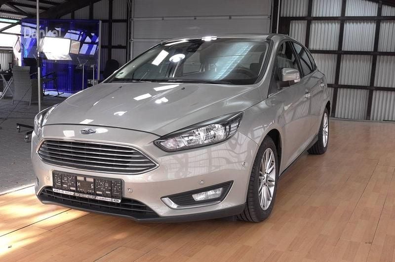 Titangrau metallic Gebraucht 2015 Ford Focus Titanium Limousine | 3.275 € (Superpreis) - Bild 1/4