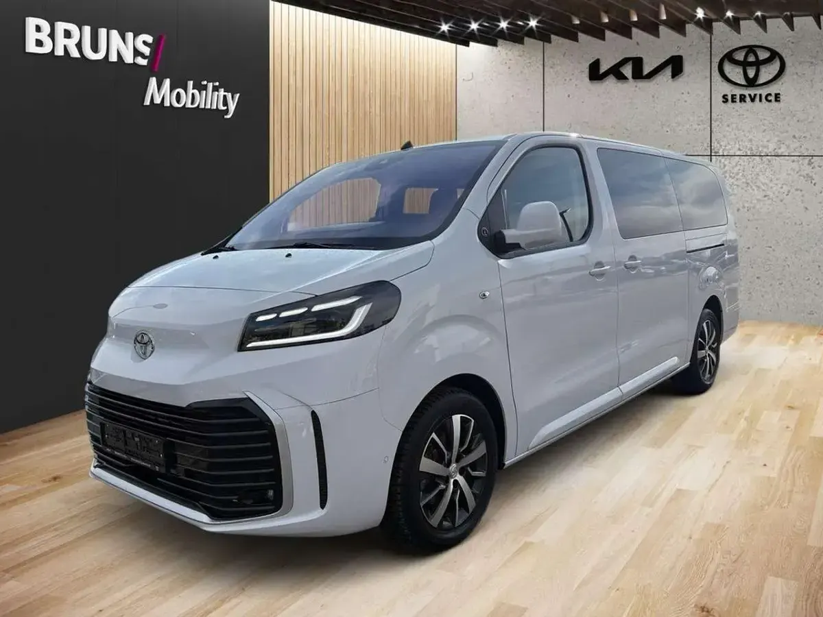 Gebraucht Toyota Proace Verso Team 177 PS (130 kW) 2024 Weiß Kombi