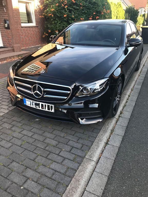 Schwarz Gebraucht 2017 Mercedes E220 AMG Limousine | 21.999 € (Teuer) - Bild 1/4
