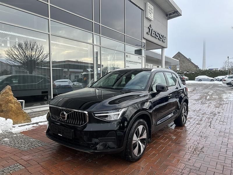 Schwarz metallic Gebraucht 2022 Volvo XC40 Core SUV | 27.560 € (Fairer Preis) - Bild 1/3