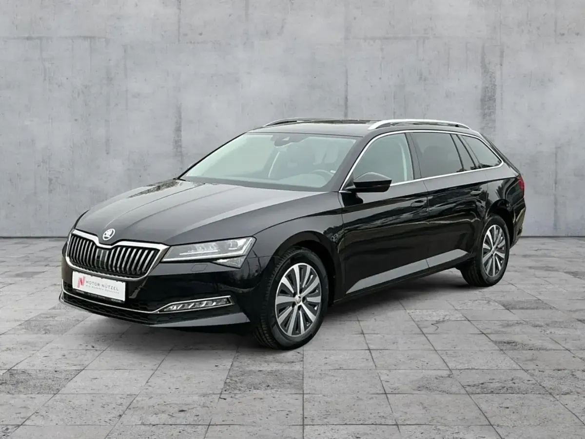 Gebraucht Skoda Superb Style 150 PS (110 kW) 2023 Blackmagic perleffekt Kombi