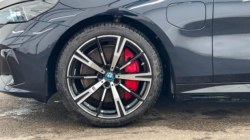 Gebraucht BMW 550e Comfort Edition 490 PS (360 kW) 2025 Carbonschwarz metallic Limousine