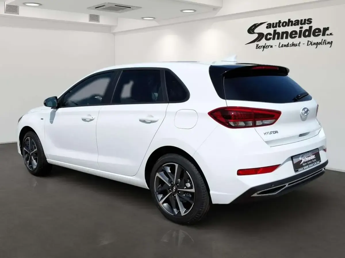 Gebraucht Hyundai i30 Advantage 120 PS (88 kW) 2024 Atlas white Limousine