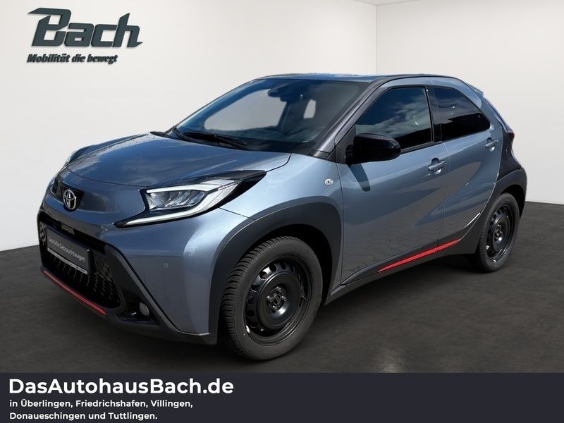 Celestite grey metallic / grey metallic Gebraucht 2023 Toyota Aygo Kleinwagen | 18.990 € (Etwas zu teuer) - Bild 1/4