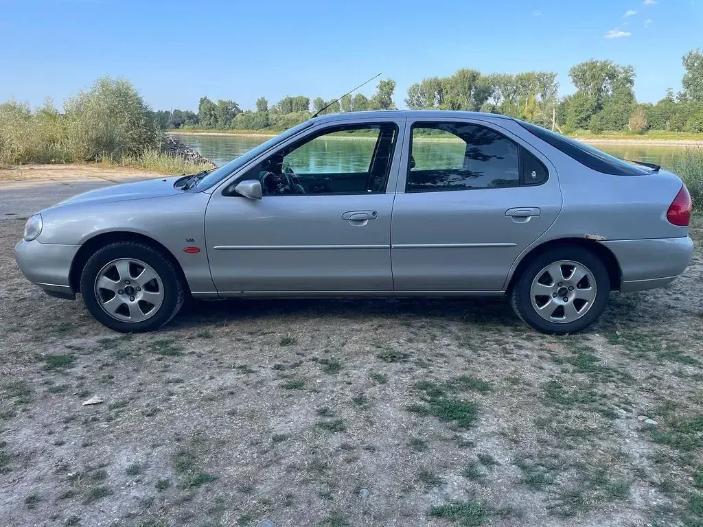 Gebraucht Ford Mondeo Ghia 170 PS (125 kW) 1999 Silber Limousine