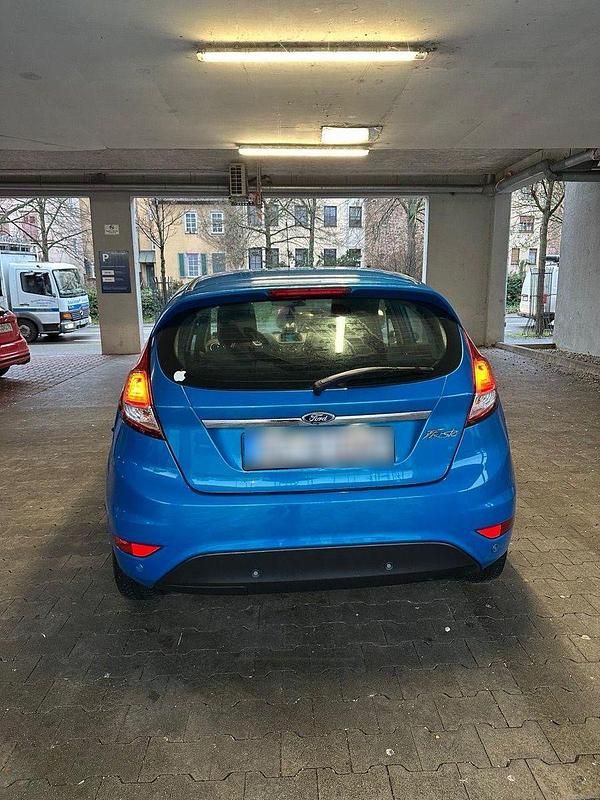 Gebraucht Ford Fiesta Trend 95 PS (69 kW) 2015 Blau Kleinwagen