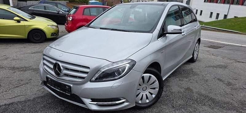 Silber Gebraucht 2012 Mercedes B200 Van / Kleinbus | 10.999 € (Guter Preis) - Bild 1/4