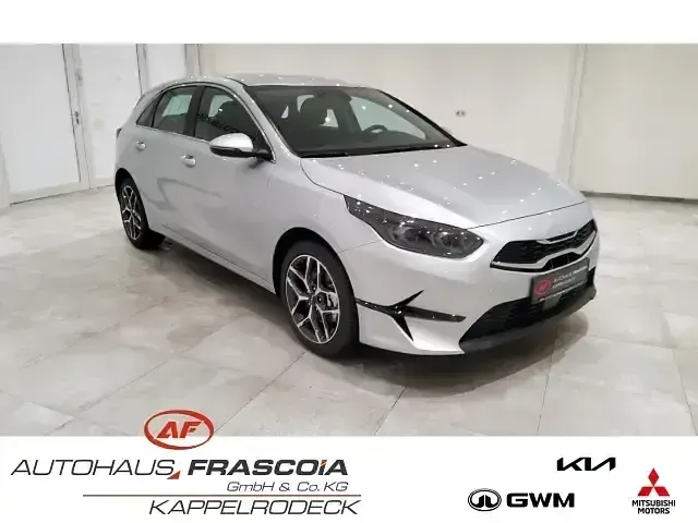 Gebraucht Kia Ceed Spirit 160 PS (117 kW) 2024 Silber Kleinwagen
