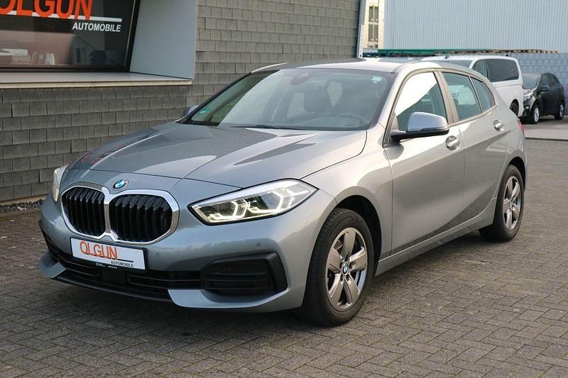 Grau Gebraucht 2022 BMW 118 Advantage Kleinwagen | 20.990 € (Guter Preis) - Bild 1/4