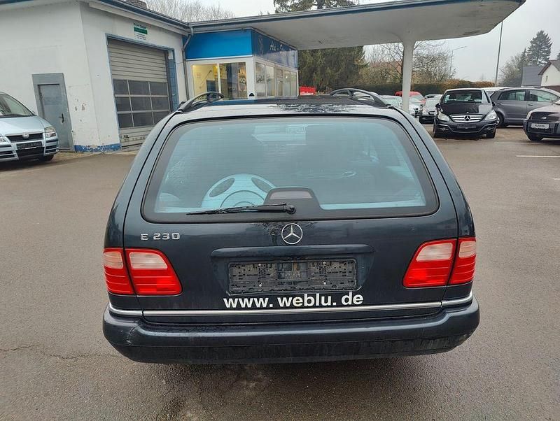 Gebraucht Mercedes E230 150 PS (110 kW) 1997 Blau Kombi