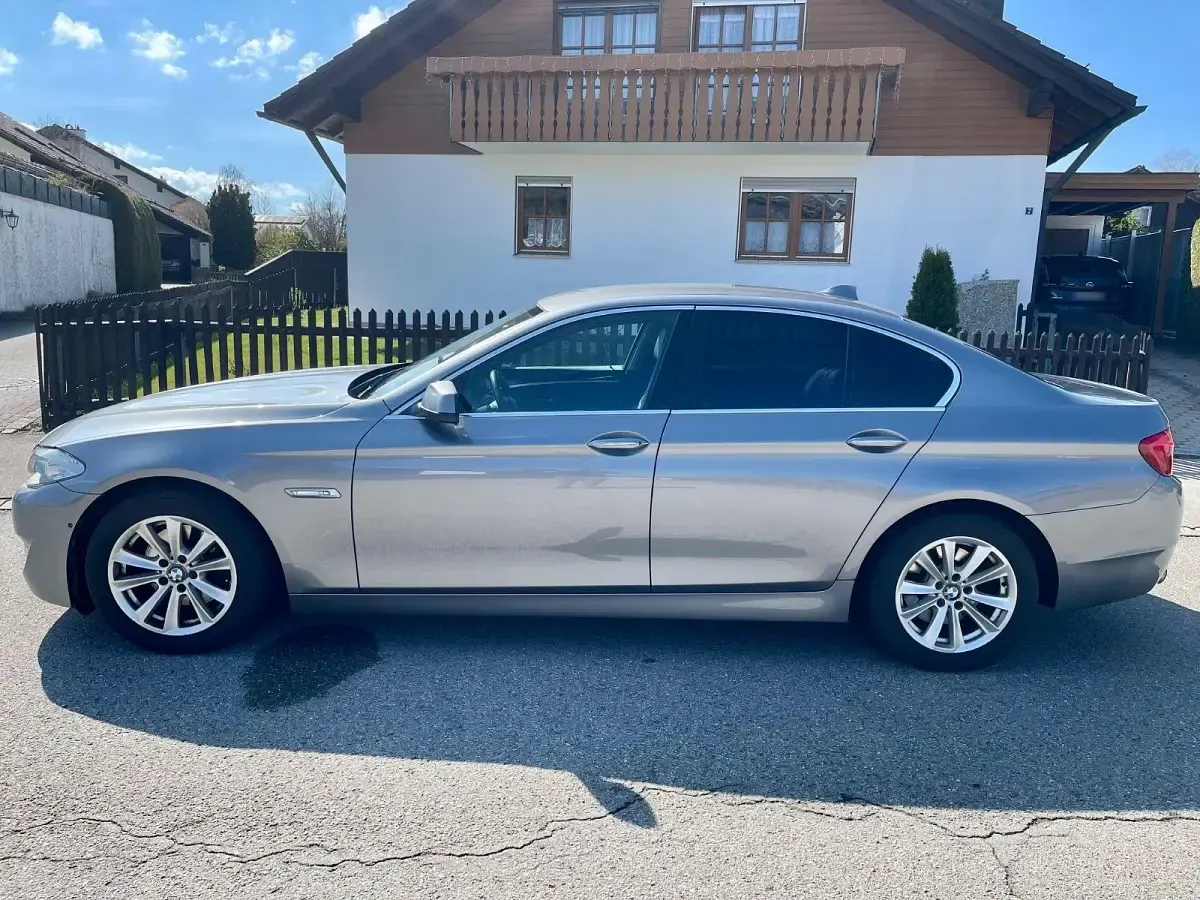 Gebraucht BMW 520 184 PS (135 kW) 2012 Silber Limousine