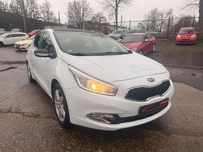 Gebraucht Kia Ceed 135 PS (99 kW) 2014 Weiß Kleinwagen