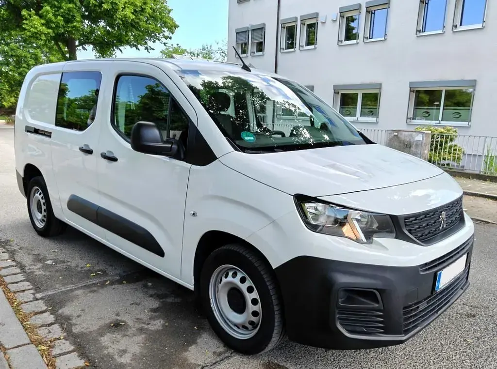 Gebraucht Peugeot Partner 131 PS (96 kW) 2021 Weiß Van / Kleinbus