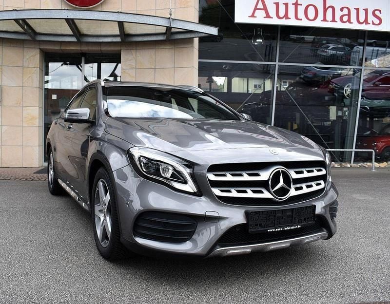 Grau Gebraucht 2019 Mercedes GLA200 AMG line SUV | 21.900 € (Guter Preis) - Bild 1/4