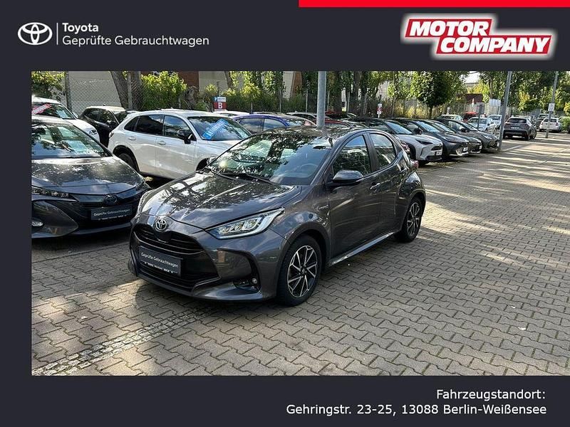 Grau Gebraucht 2020 Toyota Yaris Hybrid Club Limousine | 20.815 € (Teuer) - Bild 1/4