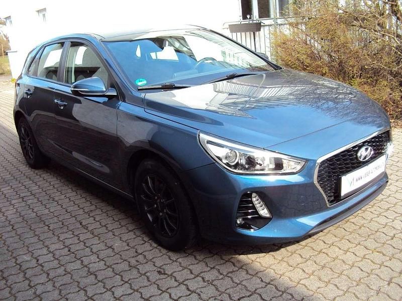 Gebraucht Hyundai i30 Select 101 PS (74 kW) 2017 Stargazing blue Limousine