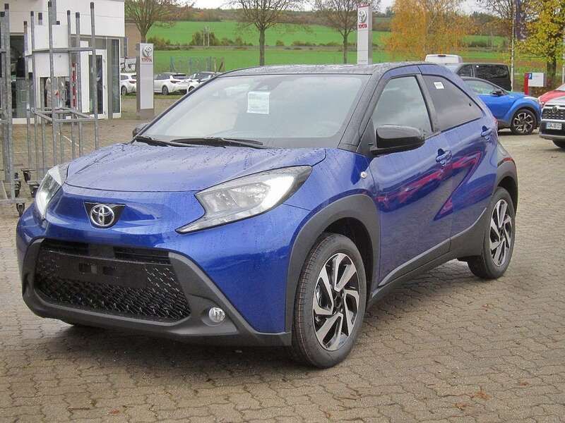 Juniper blau metallic / night Neu 2025 Toyota Aygo Kleinwagen | 15.490 € - Bild 1/4