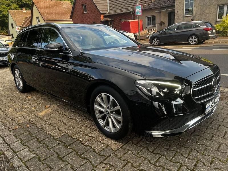Schwarz Gebraucht 2020 Mercedes E200 Avantgarde Kombi | 28.980 € (Fairer Preis) - Bild 1/4